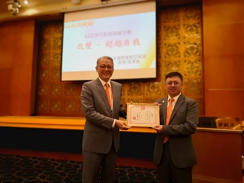 張清蓬接受專業表揚與獎狀留影