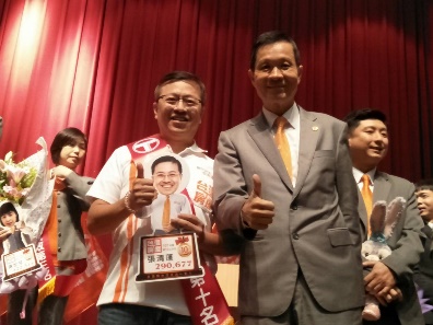 張清蓬於台灣房屋頒獎活動與主管合影
